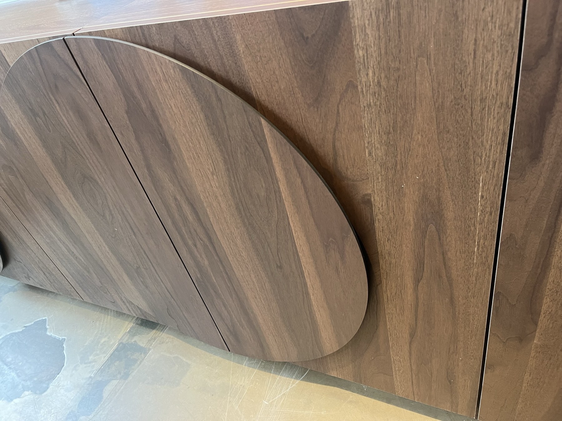 Rond houten element tegen een houten wand